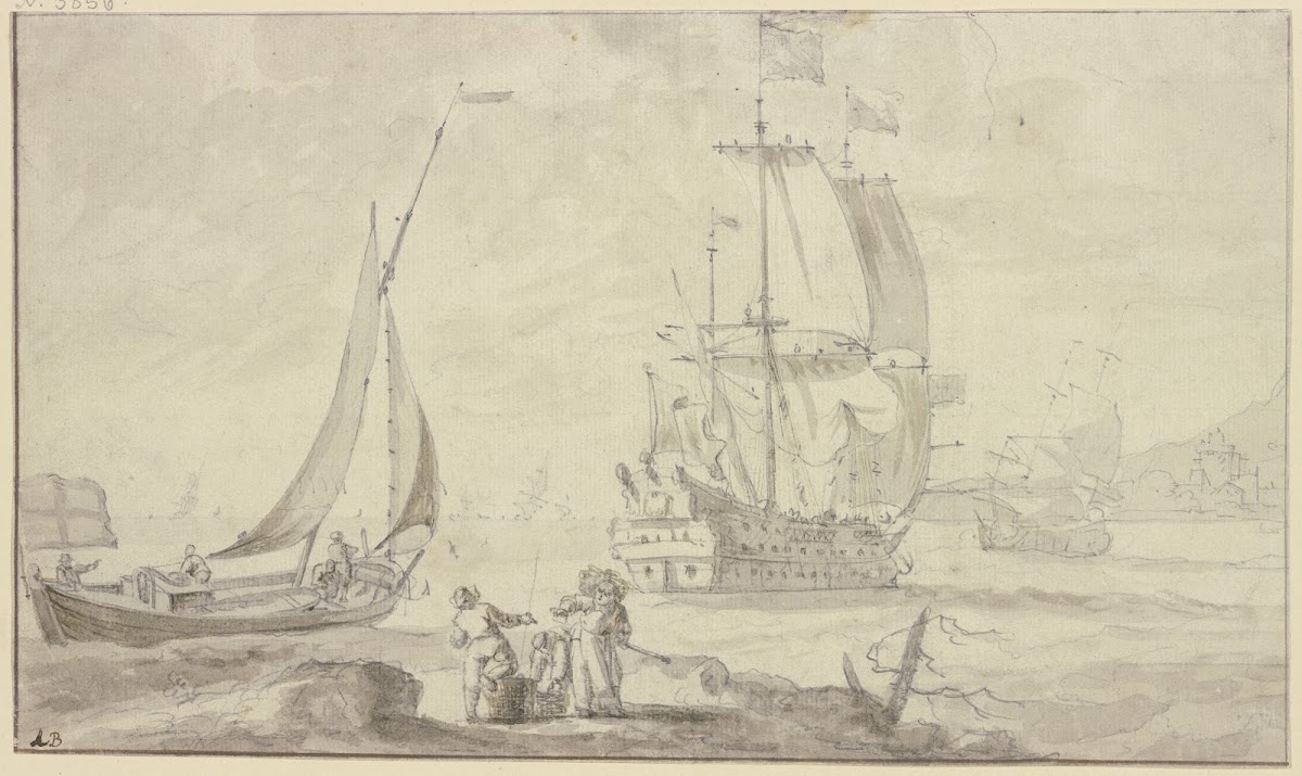Nah am Strand ein großes Schiff links am Strand ein absegelndes Boot