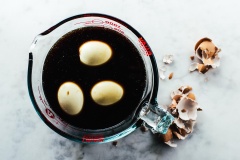Hòa nước tương, rượu mirn, nước dùng dashi, rượu sake, đường trắng vào một cái tô, thả trứng vào ngâm trong ít nhất 1 giờ và lý tưởng nhất là để trứng qua đêm trong tủ lạnh.