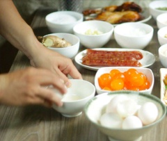 Trứng muối, bỏ lòng trắng. Phần lòng đỏ sẽ được ngâm trong rượu gừng hoặc rượu mai quế lộ hoặc rượu trắng để khử đi mùi tanh của trứng cũng như để làm trứng ngon hơn. Sau 15 phút, xếp ra khay để nướng trứng nhé.