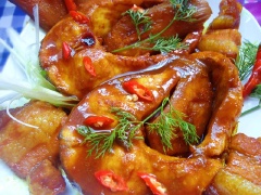 Cá chín, tắt bếp, cho ra đĩa và trang trí tùy thích. Chúc các bạn ngon miệng, thành công!