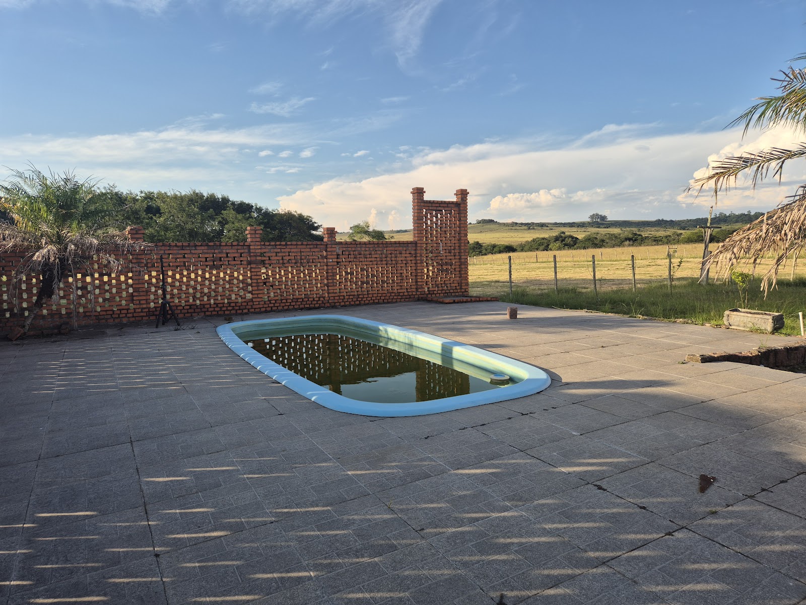 Piscina e área de lazer com vista para o pampa