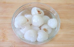 Vải bóc vỏ, dùng dao nhọn tách lấy cùi, bỏ hạt. Chú ý tách sao cho cùi vải không bị rách nè.