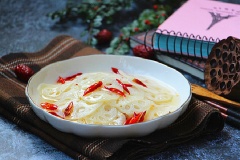 Salad củ sen cay ngọt không cần tốn nhiều công sức chế biến. Món ngon chỉ hoàn thành nhanh chóng vánh trong thời giản chỉ có chưa đầy 20 phút nhé! Dùng làm món ăn khai vị thì ngon hết ý. Ngoài ra, củ sen ăn lành tính, không sợ ngộ độ hay chướng bụng đâu.
