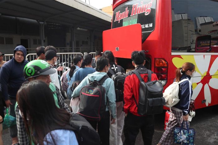 Nhiều người dân trở lại Thủ đô sớm sau kỳ nghỉ lễ - Đài Phát thanh và truyền hình Hà Nội