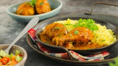 Xới cơm cà ri ra dĩa, thêm đùi gà cùng nước sốt cà ri lên trên, có thể ăn kèm với chút salad cà chua dưa leo trộn hoặc ăn cùng rau sống đều được. Cơm saffron vàng ươm dậy vị béo của bơ, xen kẻ vị ngọt tự nhiên của hành tây, điểm đặc biệt nhất chính là những tác dụng tuyệt vời của nhụy hoa nghệ tây như cải thiện tiêu hóa, ngăn chặn tế bào ung thư, làm đẹp da, tăng cường sức khỏe tim mạch,... thật đáng để thử đúng không. Bên cạnh cơm saffron thì món cà ri gà ăn kèm cũng cực kì ngon miệng và đẹp mắt, thịt gà dai ngọt thấm vị cà ri béo thơm đậm đà. Sự kết hợp này chắc chắn sẽ làm hài lòng bạn và gia đình cho mà xem.