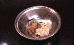 Bánh đúc cắt thành hình chữ nhật, miếng vừa ăn. Tôm bóc vỏ, mực rửa sạch rồi cắt thành hạt lựu. Hành lá cắt nhỏ, trộn chung với tôm, mực.