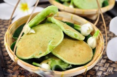 Bày bánh ra đĩa, ta sẽ được những chiếc bánh rán dừa bên ngoài vàng rụm bên trong xanh mướt mềm mại vô cùng hấp dẫn.