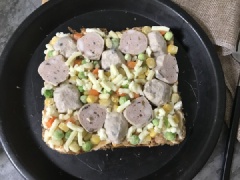 Phết sốt mayonnaise lên lát bánh mì sandwich (hoặc sốt tùy thích), rải đều một lớp phô mai mozzarella, xếp các lát bò viên đã thái mỏng lên trên. Cuối cùng thêm các loại rau củ thái hạt lựu ưa thích, rải thêm phô mai trên cùng nữa là được.