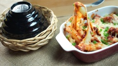 Món gà cay tteokbokki phủ phô mai vừa lấy ra từ lò nóng hổi, rắc thêm 1 ít hành lá cắt nhỏ và cùng nhau thưởng thức nào. Cần gì phải tốn tiền ra nhà hàng ăn nữa, tự làm ở nhà vừa ngon lại vừa đơn giản rất nhiều đúng không?