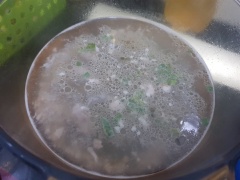 Làm nóng chảo dầu, cho thịt vào xào chín, chế nước vào nấu đến khi sôi thì thả mướp vào nấu cùng. Nước sôi trở lại thì nêm nếm gia vị rồi tắt bếp.