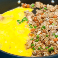 Bạn bỏ cơm vào chảo đảo đều cho hạt cơm săn lại, rồi thêm thịt, cà rốt, đậu, dầu hào vào đảo đều. Đổ chén trứng đã đánh sẵn vào và tiếp tục đảo đều, nêm nếm gia vị cho vừa miệng là xong.