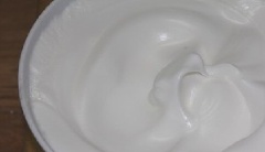 Đánh bông lòng trắng trứng gà với 40gr đường trắng còn lại.
