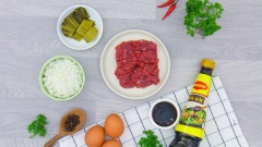 Thái 100gr dưa chua thành khúc nhỏ. Thịt bò 100gr thái thành lát mỏng, rồi ướp cùng 10gr tỏi băm, 1 muỗng cà phê dầu hào sau đó trộn đều và ướp trong 30 phút cho thấm đều.
