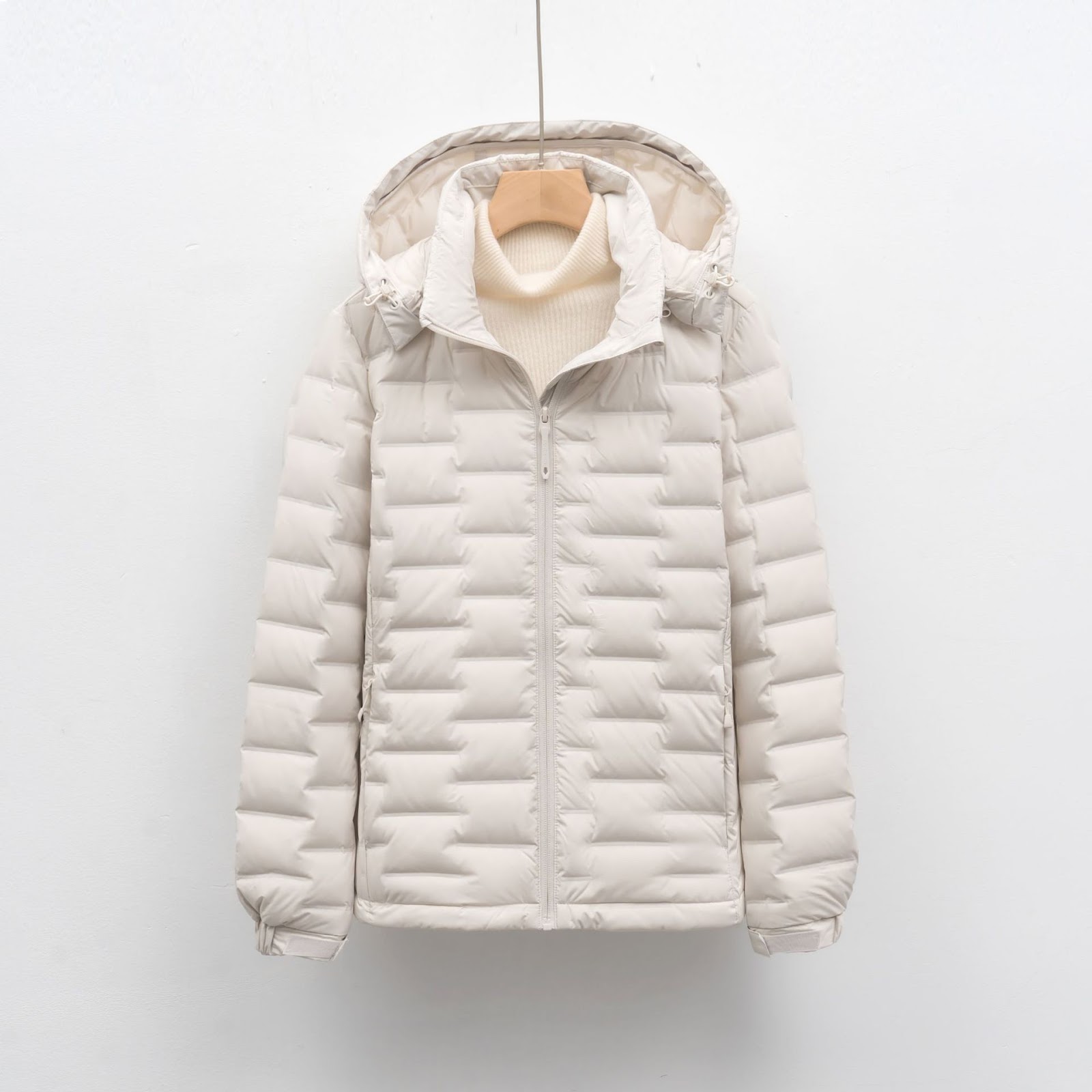 Lightweight women's down jacket with hood, short