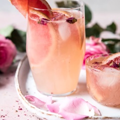 Chuẩn bị ly có sẵn nước đá và trang trí xinh xắn, rót cocktail ra và thưởng thức. Thức uống cocktail hấp dẫn và lạ miệng từ bưởi đào và loại rượu hấp dẫn này chắc chắn bạn sẽ thấy thích đấy!