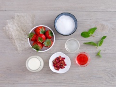 Ngâm gelatine vào nước lạnh cho mềm.