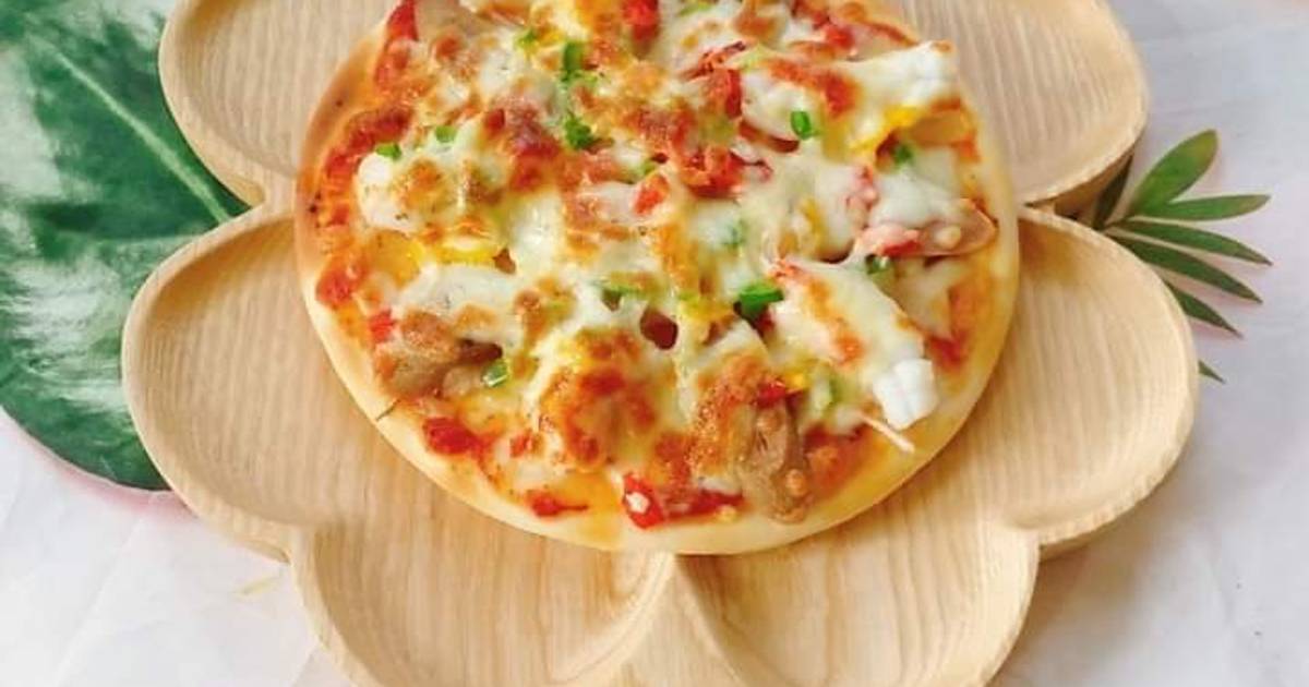 Bánh pizza mực,xúc xích,tôm,ớt chuông và hành tây