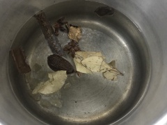 Trong nồi lớn, cho vào 1 lít nước, nguyệt quế, thành quế, hoa hồi, tiêu sọ, thảo quả và đường phèn đun sôi. Sau đó cho vào rượu nấu ăn. Đổ đậu phộng vào nồi, thêm hành lá, 10-15g muối, nấu khoảng 30 phút là được.