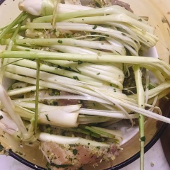 Chuẩn bị nồi chưng, bỏ phần sả, rau húng, hành băm nhuyển còn dư dưới đĩa chưng, bỏ miếng thịt đã cột sả vào nồi chưng khoảng 25 phút cho thịt chín.