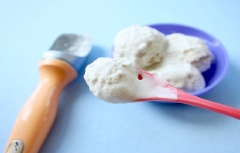 Múc kem thành từng viên nhỏ cho đẹp mắt là có thể dùng. Kem dừa vani béo thơm, mát ngọt là món ăn tráng miệng hấp dẫn cho những bữa cơm ngày nắng. Giúp cơ thể sau mỗi bữa ăn trở nên nhẹ nhàng và thư giản.