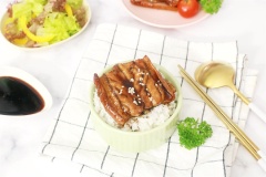 Chỉ vài bước đơn giản đã có ngay lươn nướng kiểu Nhật Bản vô cùng thơm ngon và hấp dẫn. Miếng thịt lươn được nướng mềm ngon ngọt, rưới thêm nước sốt thơm và có vị mặn ngọt đặc trưng, ăn kèm cơm trắng dẻo từ hạt gạo Nhật thật tuyệt. Không cần phải ra ngoài tiệm nữa nhé, cùng vào bếp với công thức siêu chuẩn vị siêu đơn giản này của Cooky nhé.