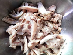 Bao tử heo cho vào nồi luộc sơ, vớt ra thái miếng vừa ăn. Ướp dạ dày với 1/2 muỗng cà phê tiêu tiêu, 1 muỗng cà phê hạt nêm.