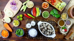 Làm sạch vỏ sò huyết, ngâm với nước muối loãng cùng với 2 quả ớt cắt nhỏ ít nhất 30 phút để sò huyết nhả bớt cát. Sơ chế các nguyên liệu gỏi sò huyết Thái: cắt cà rốt, ớt sừng xanh đỏ thành sợi ngắn, cắt hành tây, hành tím, tắc, sả thành những lát mỏng. Thái lá chanh thành sợi mỏng, cắt đôi cà chua bi, cắt chanh thành những miếng nhỏ. Rửa sạch húng lủi, bỏ cọng già. Trụng sơ miến khoảng 1 phút với nước sôi cho nở, sau đó dùng kéo cắt miến cho ngắn lại.