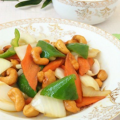 Với món hạt điều xào hành tây mong rằng bữa cơm gia đình trong những ngày đầu năm không chỉ ngon miệng, dinh dưỡng mà còn mang ý nghĩa cầu mong được nhiều điều may mắn nữa nhé!