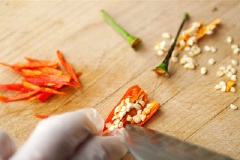 Thịt bò rửa sạch, cắt lát mỏng. Ớt rửa sạch, cắt làm đôi, bỏ hạt, cắt sợi.
