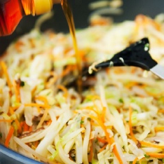 Cuối cùng cho 1 muỗng canh nước tương, 1 muỗng cà phê rượu trắng, 1 muỗng cà phê muối và 1/2 muỗng cà phê dầu mè vào chén nhỏ rồi khuấy đều, đổ hỗn hợp này vào chảo rau đang xào.