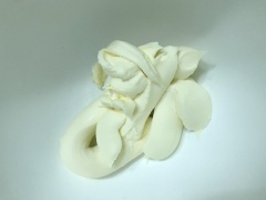Phô mai mascarpone đánh với đường cho đều, sau đó cho whipping cream vào đánh cùng đến khi bông mềm. Bỏ và bao bắt bông kem và giữ lạnh đến khi sử dụng.