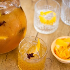 Khi dùng bạn chỉ việc cho hỗn hợp ra ly, thêm rượu whisky, vài lát vỏ chanh hoặc cam, đá viên và nước vào, khuấy đều, thưởng thức!