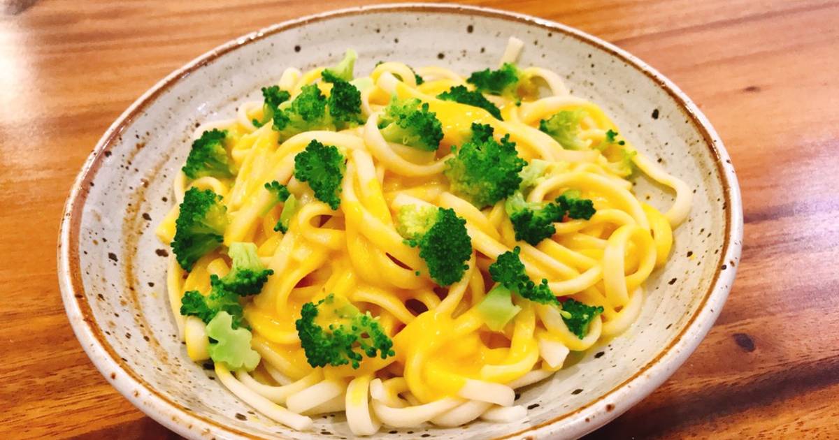 Mì Udon sốt kem bí đỏ và bông cải xanh
