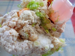 Sau đó, cho thịt ba chỉ vào tô cùng hành lá cắt nhỏ, 130gr cốm dẹp, 1 muỗng canh hành tím băm, 1/2 muỗng cà phê tiêu, 1 muỗng canh nước mắm, 1/3 muỗng cà phê muối, 1 muỗng cà phê hạt nêm, trộn đều.
