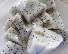 Cách làm sinh tố thanh long sữa tươi: Bóc vỏ thanh long, cắt thành miếng nhỏ, cho ra tô. Nên chọn những trái thanh long tươi, chín, vỏ có màu đậm làm sinh tố thanh long sẽ ngon hơn.