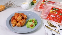 Cho cuộn thịt ra đĩa, trang trí với salad xung quanh. Khi ăn rưới đều sốt kem lên cuộn thịt rồi thưởng thức. Ba rọi xông khói cuộn thịt là một món ăn vô cùng hấp dẫn, ba rọi xém vàng quyện cùng thịt gà mềm và sốt kem béo ngậy chắc chắn sẽ làm hài lòng các thành viên gia đình bạn.