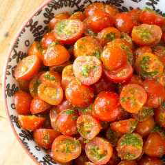 Thưởng thức salad cà chua sốt pesto tươi ngon mát lành này ngay bạn nhé. Không những tốt cho vóc dáng, hệ tiêu hóa mà đặc biệt, cà chua còn có tác dụng dưỡng da rất tốt đấy.