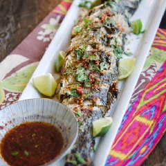 Khi cá chín cho ra đĩa, rưới 1/2 nước sốt đã pha, ngò rí lên cá. Bạn có thể thêm chanh cắt miếng nếu thích và chấm cùng nước sốt còn lại nhé!
