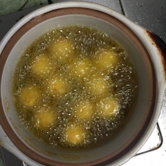Sau khi trộn khoai thật mịn, mượt thì nặn khoai thành từng viên tròn nhỏ vừa ăn nhé, cứ nặn đến khi hết khoai. Cho dầu vào chảo đun nóng, thả từ từ viên khoai vào và chiên đến khi chín, vàng giòn, căn tròn thì vớt ra cho ráo dầu.