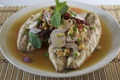 Salad cá thu nướng cay với thịt cá nướng chín thơm, bùi bùi, quyện cùng hỗn hợp mắm chanh chua cay, mặn ngọt đậm đà. Bạn có thể dùng chung với cơm hay bún tươi rất ngon. Ăn kèm cùng ít dưa leo ngọt mát sẽ ngon miệng hơn.