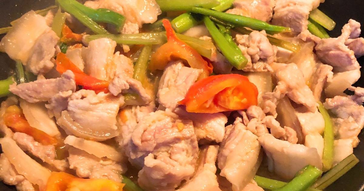 Thịt heo 🐷 ba rọi xào cà chua 🍅 và cải ngồng 🥬