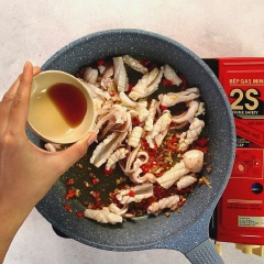 Nêm vào mực 1 muỗng canh nước mắm, 1 muỗng canh dầu hào, 1 muỗng canh sa tế, 1 muỗng canh đường, đảo nhanh tay và đều.