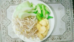 Với tất cả các món ăn thì bước đầu tiên luôn là phần chuẩn bị nguyên liệu để nấu.Tất cả nguyên liệu rửa sạch, cắt nhỏ ra toàn bộ gồm đậu hũ, thơm, đậu bắp, bạc hà, cà chua (1 quả cắt hạt lựu, 2 quả cắt miếng lớn để nấu). Để nguyên liệu tách riêng, không mix với nhau nhé và dĩ nhiên là không thiếu các loại gia vị nêm.