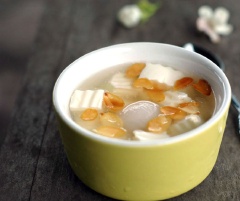 Sắp khúc bạch ra chén, cho nhãn và nước đun nhãn vào. Cuối cùng rắc hạnh nhân lên trên là món chè khúc bạch đã sẵn sàng để bạn thưởng thức rồi!