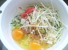 Cắt nhỏ bắp cải và hành tây rồi đem trộn đều với 2 lòng trứng gà, 1 muỗng canh sốt cà chua và 1/4 muỗng cà phê muối.