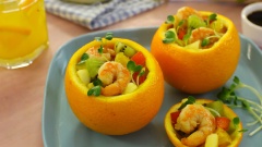 Salad tôm cam là món ăn đảm bảo được cả hai tiêu chí ngon miệng và ngon mắt. Từng tép cam tách múi trộn với rau mầm, kiwi, táo, cà chua cùng tôm áp chảo tươi ngon, chỉ nhìn thôi đã khó kiềm lòng. Món salad tôm cam không chỉ chế biến dễ dàng mà lại có tác dụng chống ngán rất tốt cho những bữa ăn nhiều dầu mỡ đấy. Không chỉ ngon miệng, hình thức bắt mắt cũng là điểm cộng giúp trẻ nhỏ thích thú và ăn nhiều rau quả hơn. Còn chờ gì nữa mà không vào bếp và làm ngay món salad hấp dẫn này cho bé yêu nhà bạn!