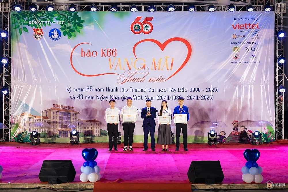 Đêm nhạc hội “Vang mãi thanh xuân”