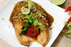 Rưới toàn bộ phần nước sốt lên cá hồi đã được để sẵn ra đĩa, sau đó bào 1 ít vỏ chanh lên cá để tăng mùi thơm cho món ăn. Sau cùng bạn có thể cắt 1 lát chanh trang trí theo sở thích cho thêm phần hấp dẫn nhé.