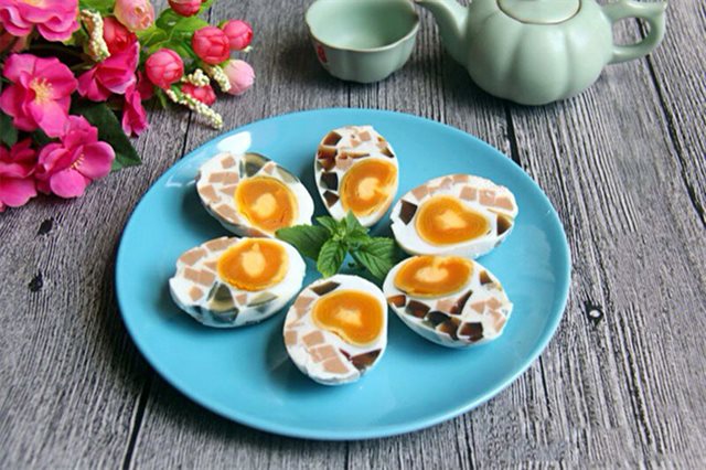 Trứng Vịt Muối Hấp Xúc Xích Bắc Thảo