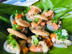 Vậy là xong rồi, món này các bạn có thể ăn với nước mắm chua ngọt hoặc nước sốt me chua cay đều ngon nha, bạn cũng có thể chọn loại bánh phồng to hơn. Lớp bánh giòn ở phía trên kết hợp nhân thập cẩm đậm vị, kèm với lớp bánh hấp dai dai bên dưới đúng kiểu món ăn vặt ăn hoài ăn mãi như bánh bèo chén luôn. Chúc mọi người làm thành công nhé!